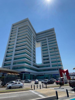 EXCELENTE DEPARTAMENTO CON VISTA PARCIAL AL MAR, FRENTE AL MALECON, ALBERCA Y GIMNACIO